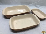 3 travessas em porcelana refratária. Medindo a maior 34,5cm x 21cm x 6,5cm de altura.