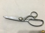 Tesoura para picotar em aço. Medindo 18,5cm de comprimento.