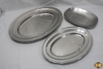 Lote composto de 2 travessas ovais rasas e 1 travessa retangular rasa em aço inox. Medindo a travessa oval maior 47cm x 34cm.