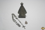 Lote composto de imagem de Nossa Senhora de Aparecida, um pingente e um terço. Medindo a imagem 10,5cm de altura.