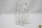 Vaso floreira em vidro incolor moldado. Medindo 21cm de altura.