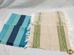 Lote composto de 1 passadeira em linhão cru listrado, medindo 80 cm de comprimento x  32 cm de largura e 6 jogos americanos bordados medindo  40 cm de comprimento x 29 cm de largura