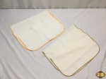 Lote de 7 guardanapos em tecido fino sendo 3 com barra verde e 4 com barra amarela medindo 34 X 34 todos em perfeito estado