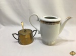 Lote composto de bule sem tampa em porcelana Steatita friso preto com ouro e açucareiro com colher em prata 90. Medindo o bule 18,5cm de altura. Açucareiro com banho desgastado.
