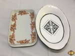Lote composto de travessa retangular e travessa oval em porcelana pintada. Medindo a oval 32,5cm x 21cm x 6cm de altura.