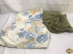 Lote de roupa de cama. Lote composto por 1 lençol de elastico casal e 1 colcha casal. Ambas as peças em bom estado de conservação.