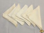 6 Guardanapos de pano. Tecido Linho com ótimo estado de conservação , precisando apenas de lavagem. Um discreto detalhe em sua borda. Medindo: 33 X 35 CM.