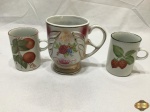 Lote de 3 canecas em porcelana pintada. Medindo a maior 12cm de altura.