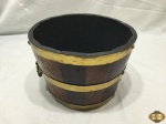 Cachepot em madeira com acabamento em metal dourado. Medindo 23,5cm de diâmetro x 16cm de altura.