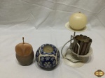 Lote composto de castiçal e velas decorativas. Medindo a vela azul 9,5cm de altura.