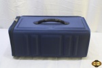 Mala de mão em nylon azul com abertura lateral da Danka. Medindo 52cm x 26cm x 22cm de altura.