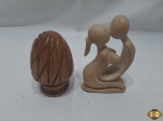 Lote composto de enfeite/acabamento na forma de pinha e enfeite de casal sentado em madeira. Medindo o casal 15cm de altura.