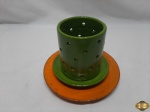 Castiçal com presentoir em cerâmica colorida. Medindo 10,5cm de altura.