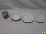 Lote composto de caneca, bowl, pires de chá e prato de sobremesa em porcelana.