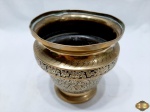 Cachepot em latão ricamente trabalhado com relevos. Medindo 14cm de diâmetro x 15cm de altura.