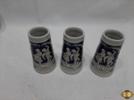 Lote de 3 canecas decorativas em cerâmica da cerarmarte com relevos. Medindo 11cm de altura. Uma delas está com um restauro na borda.