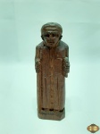 Imagem de padre Cicero em madeira esculpida. Medindo 14,5cm de altura.