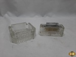 Isqueiro de mesa e cinzeiro em vidro padrão pontas de diamante. Medindo o cinzeiro 8,5cm x 8,5cm x 4cm de altura. O isqueiro necessita de revisão, o cinzeiro está com um bicado.