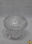 Compoteira em cristal ricamente lapidado. Medindo 15cm de diâmetro x 11,5cm de altura. Com um bicado na borda.