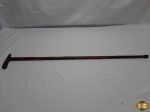 Bengala com pega L em madeira torneada e ponta de borracha. Medindo 89,5cm de comprimento.