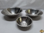 Lote de 3 travessas redondas funda em aço inox. Medindo a maior 28cm de diâmetro x 9cm de altura.