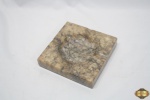 Cinzeiro quadrado em mármore. Medindo 18cm x 18cm x 3,5cm de altura.