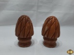 Par de enfeites, acabamentos na forma de pinha em madeira entalhada. Medindo 12cm de altura.