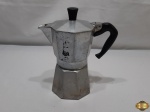 Cafeteira italiana em metal prateado. Medindo 21,5cm de altura.