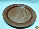 Medalhão, prato decorativo em cerâmica crua com desenho marajoara em relevo. Medindo 33,5cm de diâmetro.