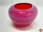 Cachepot em vidro de murano com interior vermelho. Medindo 10,5cm de altura.