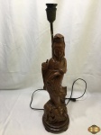 Abajur em madeira com gueixa entalhada. Medindo 62cm de altura.