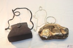 2 Bolsas pequenas de alça. Sendo uma na cor azul marinho de tecido forrada e com alça e  uma marrom dom alça de metal de ombro e de mão forrada