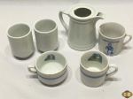 Lote composto de caneca, 2 xícaras de café, 2 copos e bule em porcelana branca. Medindo o bule 11,5cm de altura.