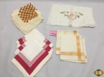 Lote de diversos guardanapos de pano. Tecidos em bom estado de conservação , sendo 1 desses paninho de cozinha com pequenos bordados e os outros guardanapos. Todos os guardanapos tendo o mesmo tamanho medindo 30 X 30 CM.