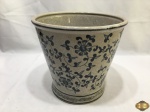 Vaso floreira cachepot em porcelana craqueada floral azul. Medindo 22cm de altura x 23,5cm de diâmetro.