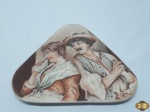 Prato triangular decorativo de parede em cerâmica com pintura de casal. Medindo 21cm x 19,5.