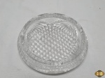 Cinzeiro em cristal ricamente moldado. Medindo 17cm de diâmetro x 4,5cm de altura.