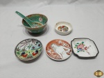 Lote composto de bowl com colher em porcelana, 3 pratos decorativos em porcelana e 1 petisqueira em bronze esmaltado clossonet. Medindo o bowl 11cm de diâmetro x 5,5cm de altura, o bowl está com bicado na borda.