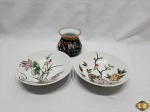 Lote composto de 2 cumbucas bowl em porcelana pintada e 1 cachepot em porcelana pintada. Medindo as cumbucas 16cm de diâmetro x 4,5cm de altura.