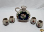 Garrafa licoreira com 4 copinhos em cerâmica Ceramarte com relevos. Medindo a licoreira 14,5cm de altura.