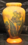 DEGUE - Vaso em vidro artístico, acidado motivo floral com  34 cm de altura.