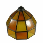 Luminária de teto em ferro e placas de vidro nos tons de âmbar. Acompanha corrente e canopla. Funcionando perfeitamente. Dimensões: 37 cm de altura.