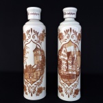 STEINHAGER - Duas belas  garrafas em cerâmica esmaltada , modelo Double, decoradas com imagens de Château ao centro ladeado por arabescos. Exemplares em perfeito estado de conservação. Dimensões: 33 cm altura.  Capacidade 1 L