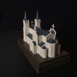Colecionismo - Igreja em miniatura rico em detalhes, produzido em material sintético. Acompanha caixa de acrílico. Dimensões: 11,5cm x 7cm x 15cm.