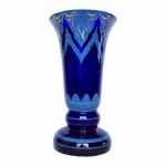 Elegante e antigo Vaso azul Royal translúcido, rematado por estilizados  azul turquesa e  arabescos pintados à Ouro. Imperceptíveis bicados na base. Nada que tire a beleza do exemplar. Dimensões: 20 cm altura.