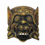 Máscara de Ser mitológico em madeira  talhada proveniente de Bali, rematada com pátina cobreada. Exemplar de coleção e em excelente estado. Dimensões: 20 cm x 19 cm x 9 cm.