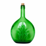 Elegante e antiga garrafa em vidro na cor verde esmeralda, rematada com detalhes vegetalistas jateados. Exemplar de coleção e em excelente estado. Dimensões: 24 cm x 15,5 cm x 7 cm. Capacidade 750 ml.
