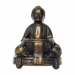 Buda construído em metal cobreado de origem Japonesa em posição de meditação. Ricos detalhes. Exemplar antigo e em perfeito estado. Dimensões 12 cm x 8,5 cm x 7,5 cm.