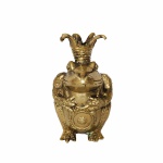 Antigo sapo em bronze maciço ornamentado com cordão e coroa. Falta parte da coroa. Dimensões: 9,5 cm x 5,5 cm x 6 cm.