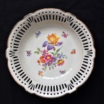 BAVARIA - SCHWARZENHAMMER - Bela e antiga saladeira em porcelana Alemã, anos 60. Borda com filete pintado à Ouro. Galeria com belos vazados e decoração Floral ao centro.